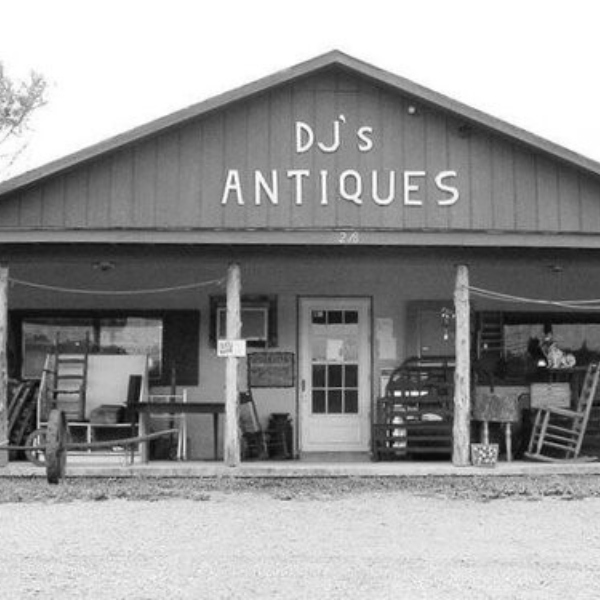 Exterior of DJ's Antiques in White Pine TN