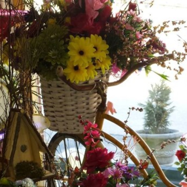 An arrangement made by Laura's Flowers.