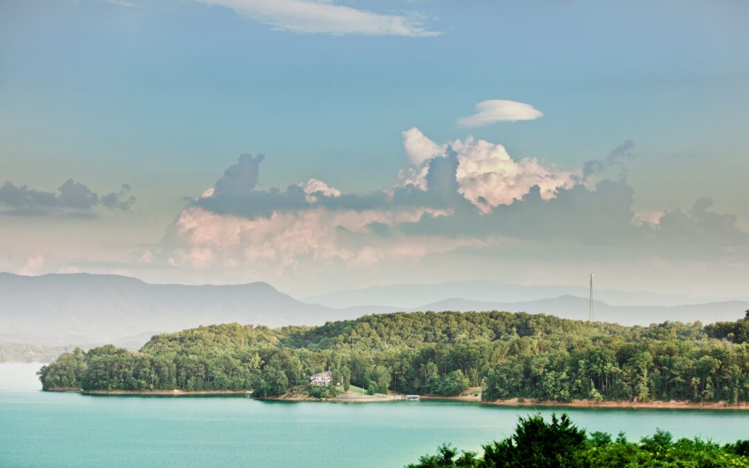 Douglas Lake, lake with mountains