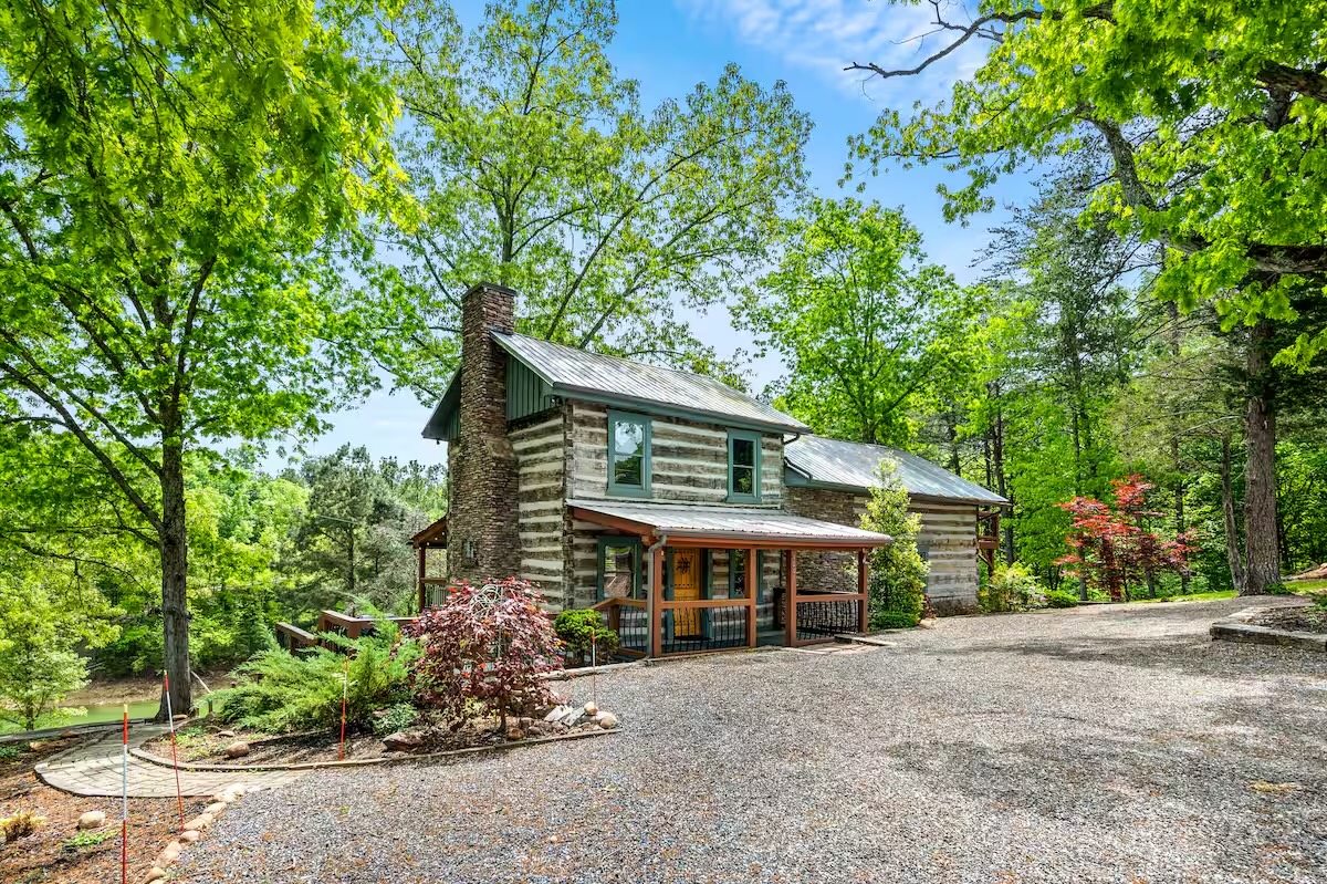 2e219471-2d72-4513-bbe8-af64242e701f-1.jpeg lakeside cabin rental available in east tennessee