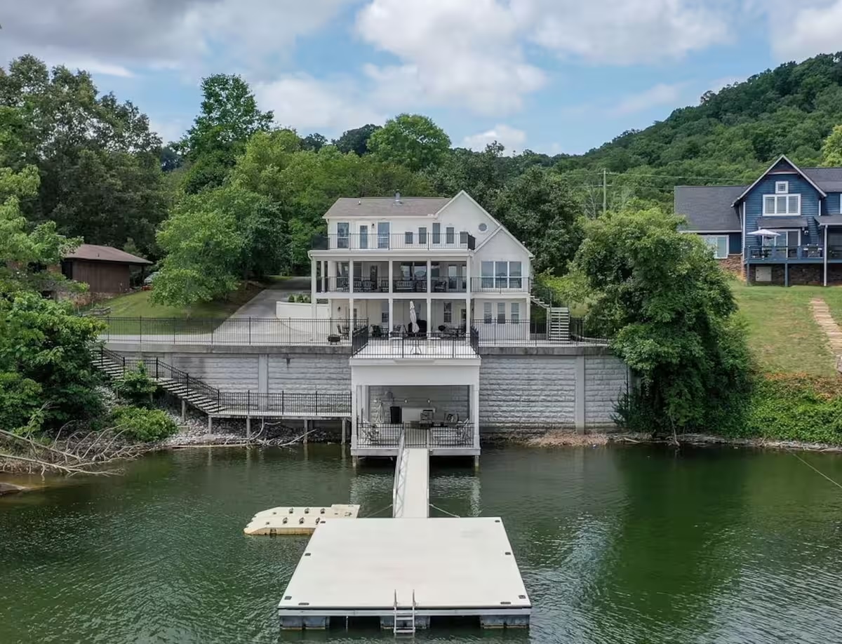 8299104e-47e8-4506-83ce-fb2ca1d5692f.jpeg aerial view of a lakeside cabin rental in jefferson city tn on cherokee lake