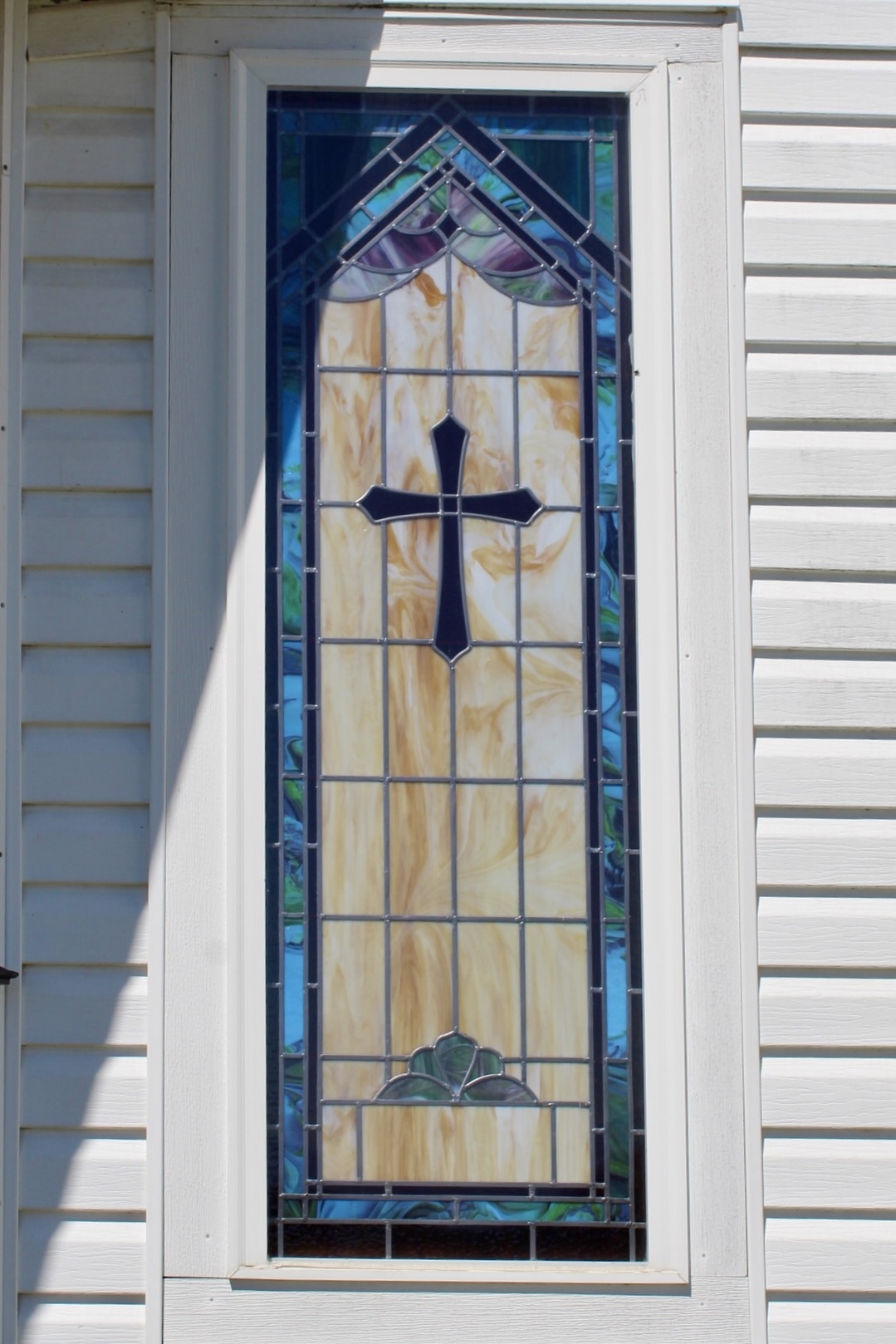 Two women reading a sign in front of the historic vistors center in Dandridge, TN
