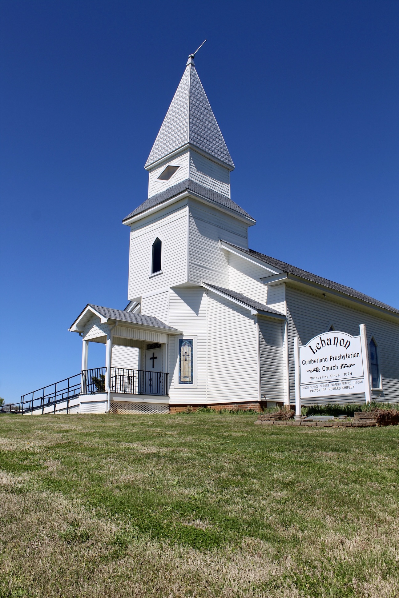 Two women reading a sign in front of the historic vistors center in Dandridge, TN