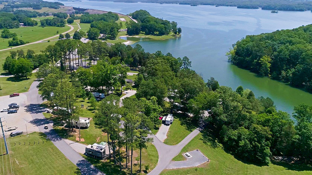 Birds-eye view of<br />
Cherokee Dam Campground 
