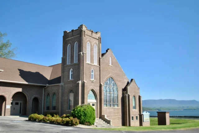 Happy Easter from the Lakeside of the Smokies! From sunrise services to egg hunts, Easter in Jeff Co is full of sweet traditions and small town charm. We hope you enjoy this lovely day! ⛪️